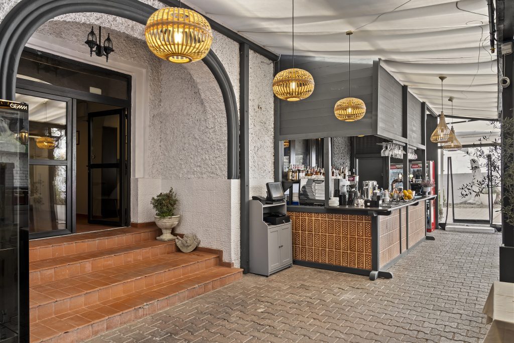 Intrarea în restaurantul Brera, cu barul din curte