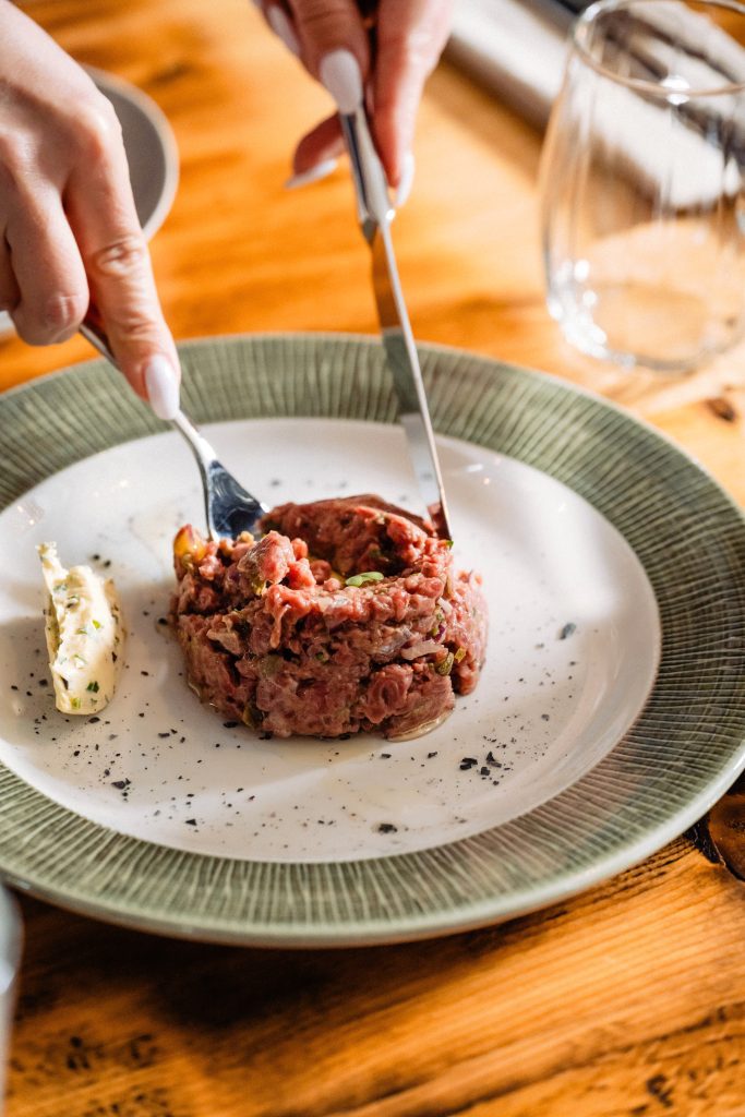 Tartar de vită pe farfurie, gata de servit
