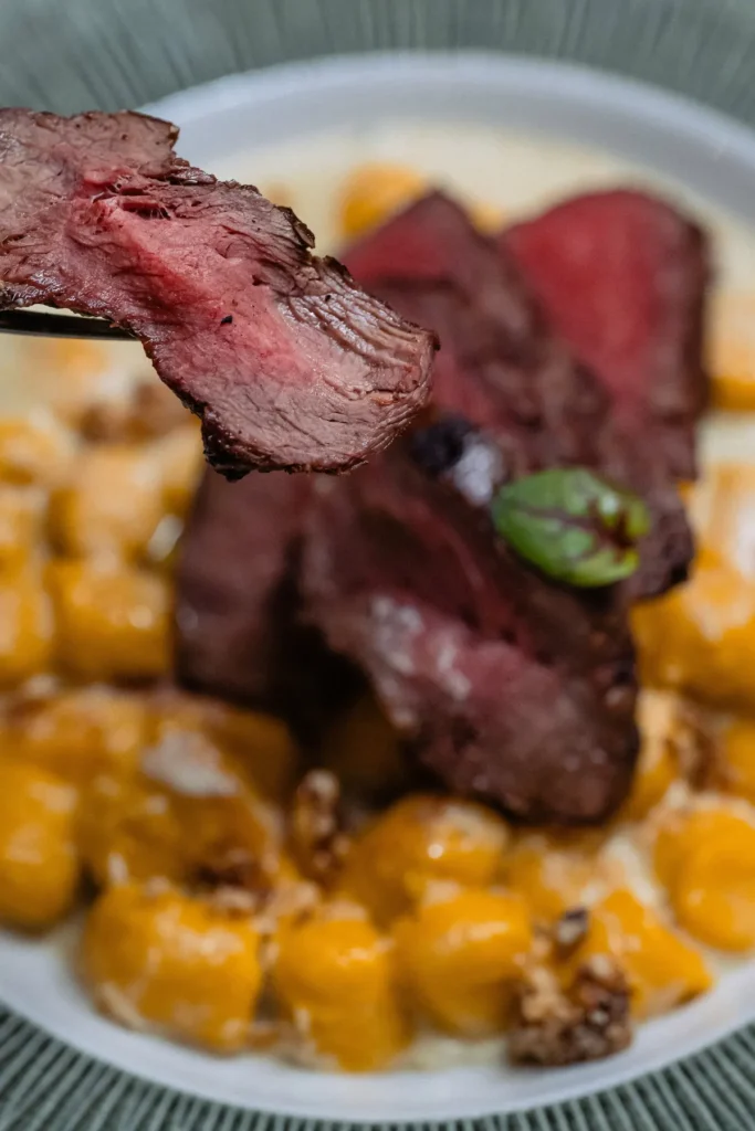 Felii de mușchi de vită pe gnocchi