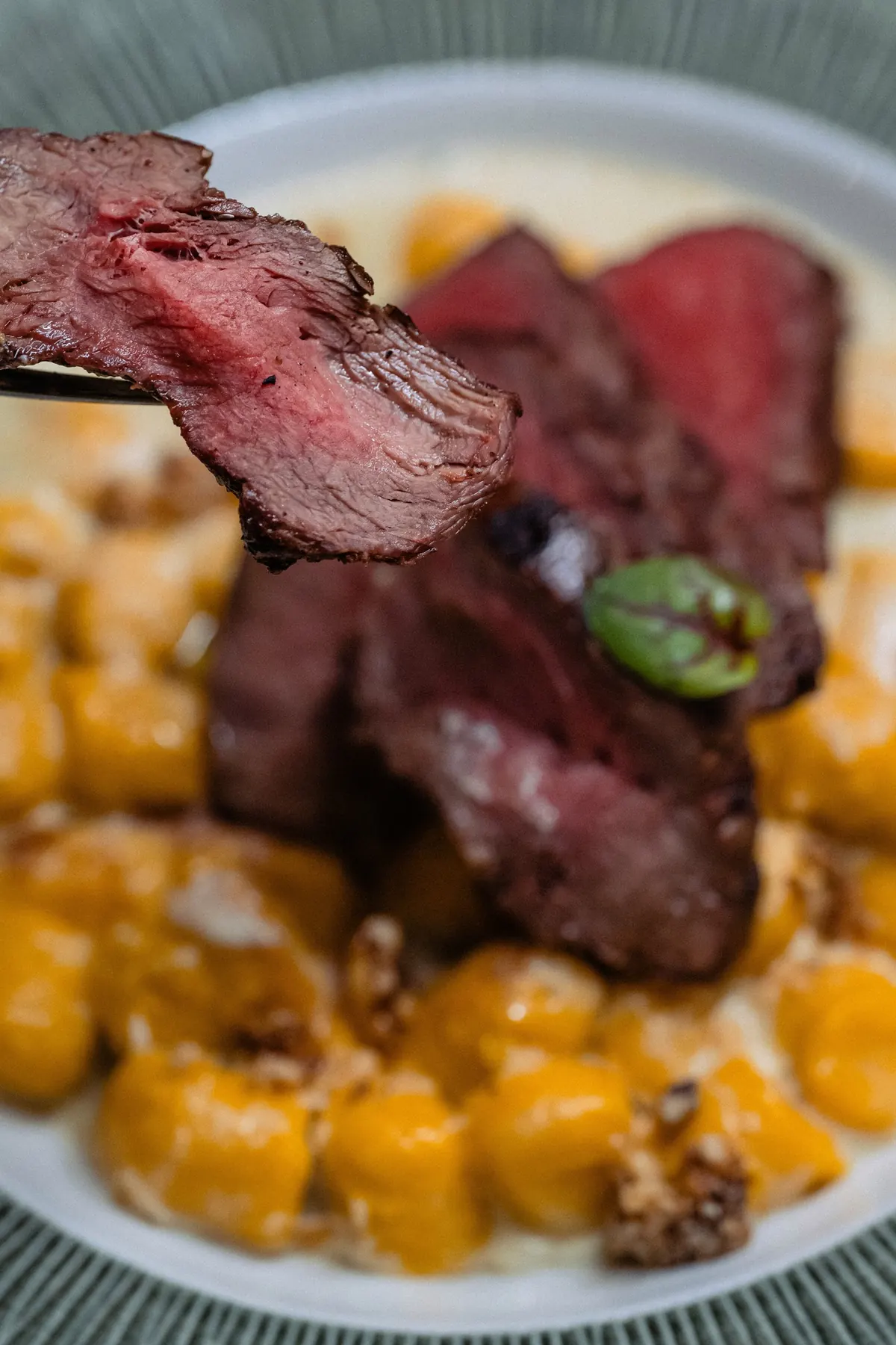Felii de mușchi de vită pe gnocchi