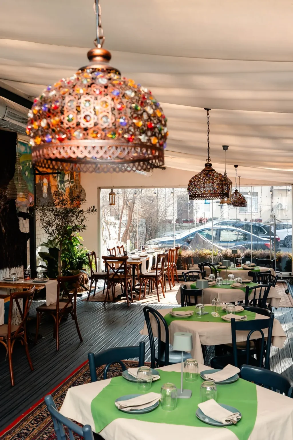 Sala Brera cu lămpi orientale aurii și fețe de masă verzi