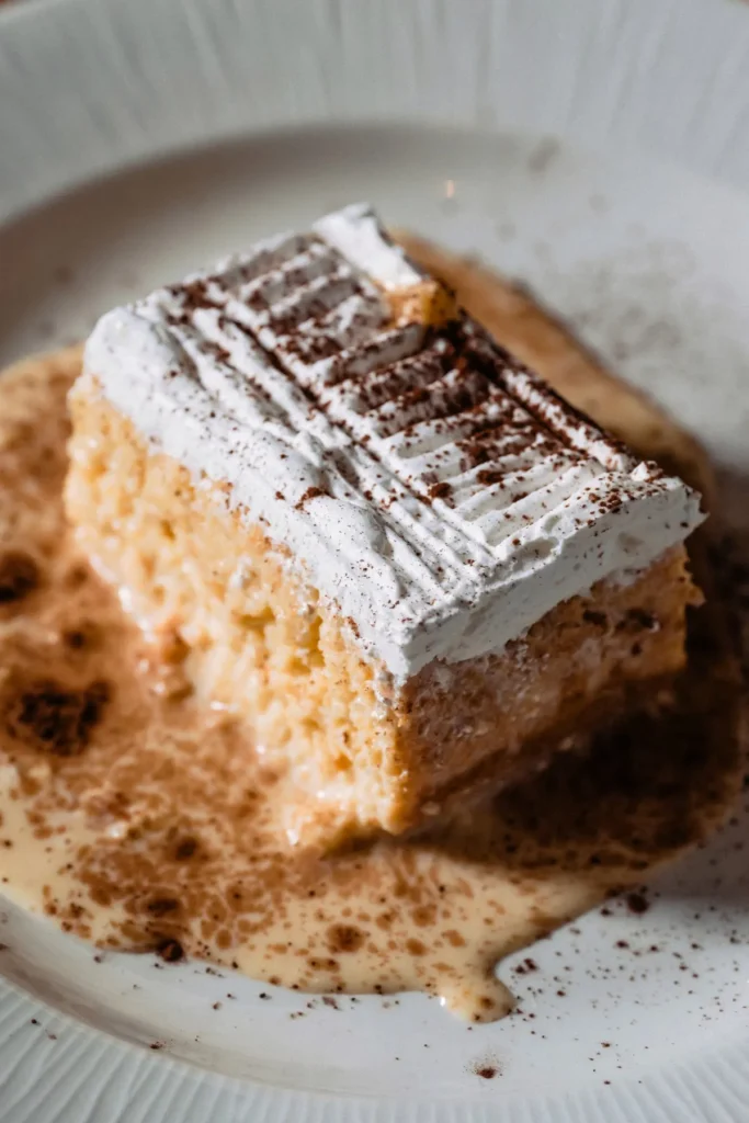 Felie de tort însiropat, cu frișcă