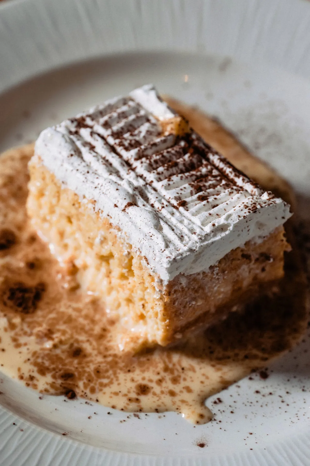Felie de tort însiropat, cu frișcă