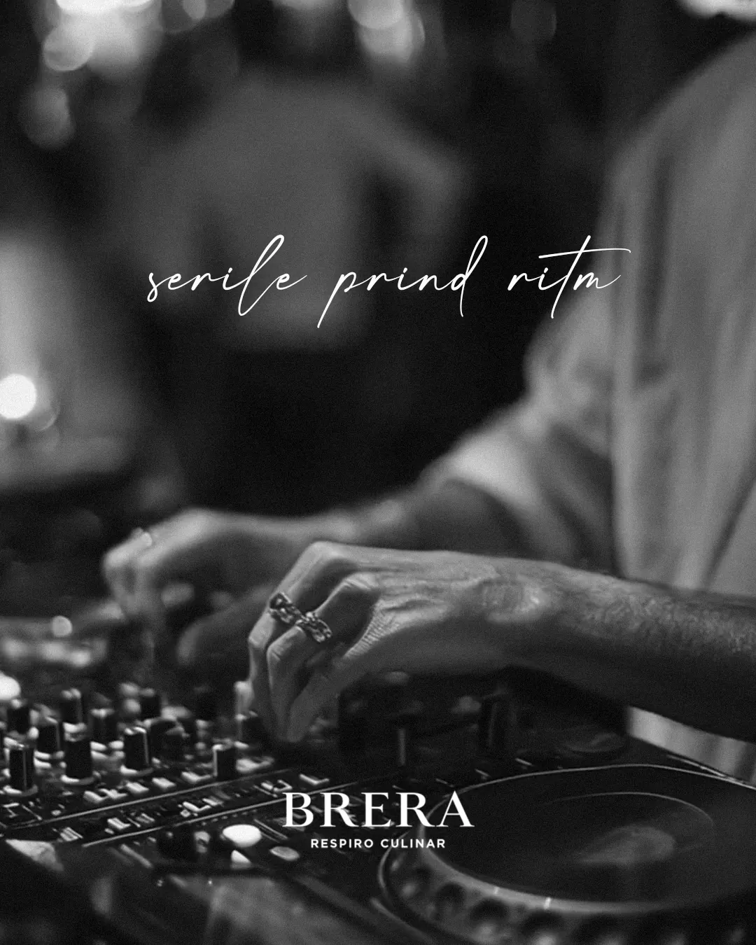 Mâinile DJ-ului pe pupitru, fotografie alb-negru cu sigla Brera