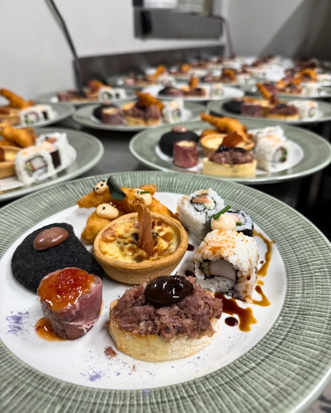 Aperitive servite la o ediție precedentă de Revelion Brera