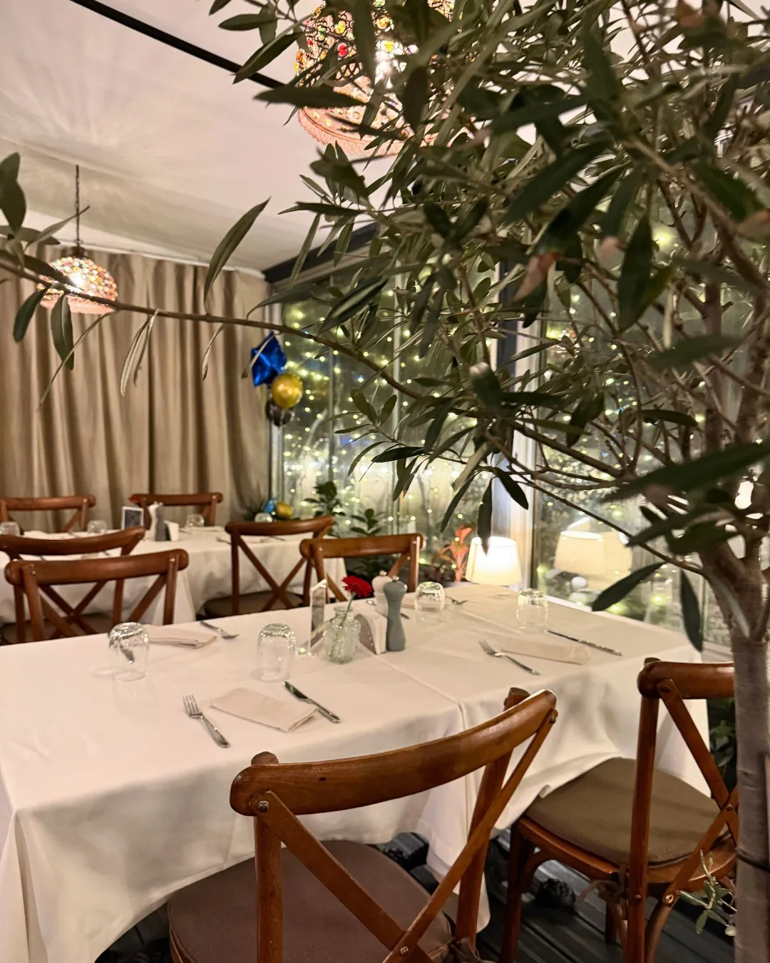 Mesele pregătite de Revelion în grădina acoperită Brera