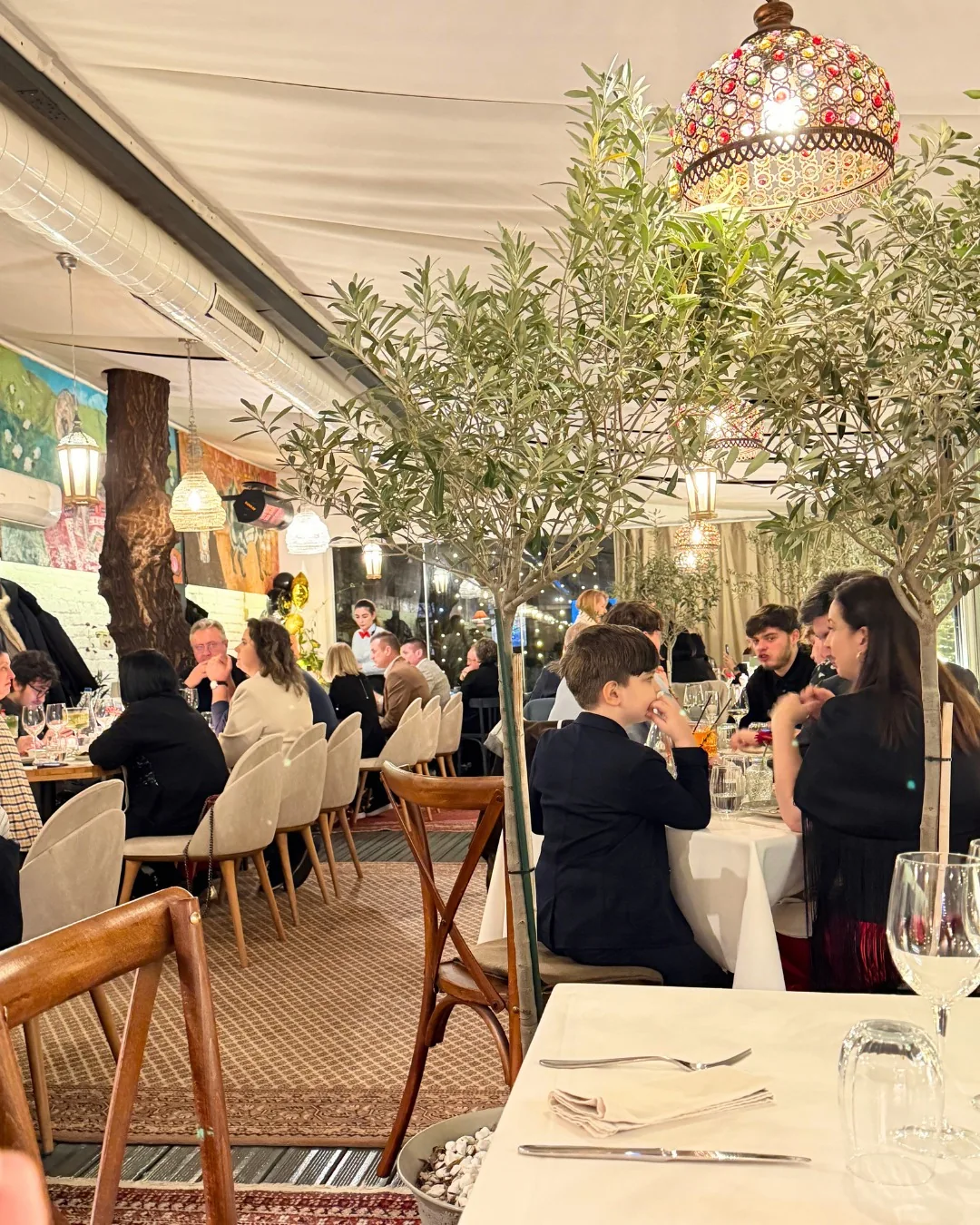 Oaspeți la mesele festive în salonul Brera